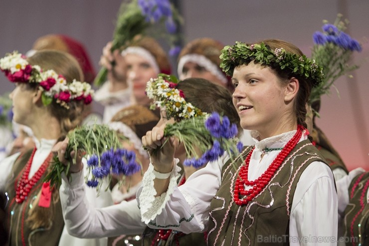 XXV Vispārējo latviešu dziesmu un XV deju svētku ietvaros pirmdien, 1. jūlijā, Lielajā Ģildē notika mazākumtautību kolektīvu koncertuzvedums Zem viena XXV Vispārējo latviešu dziesmu un XV deju svētku ietvaros pirmdien, 1. jūlijā, Lielajā Ģildē notika mazākumtautību kolektīvu koncertuzvedums Zem viena 97686