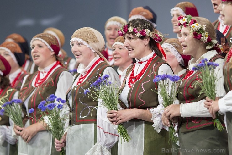 XXV Vispārējo latviešu dziesmu un XV deju svētku ietvaros pirmdien, 1. jūlijā, Lielajā Ģildē notika mazākumtautību kolektīvu koncertuzvedums Zem viena XXV Vispārējo latviešu dziesmu un XV deju svētku ietvaros pirmdien, 1. jūlijā, Lielajā Ģildē notika mazākumtautību kolektīvu koncertuzvedums Zem viena 97687