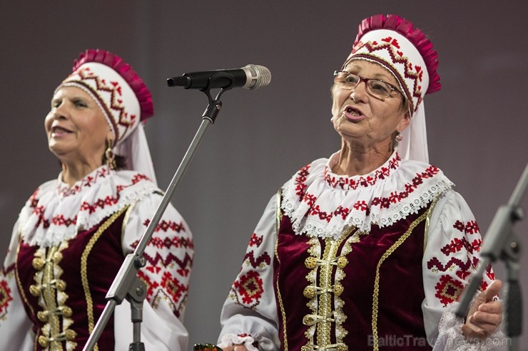 XXV Vispārējo latviešu dziesmu un XV deju svētku ietvaros pirmdien, 1. jūlijā, Lielajā Ģildē notika mazākumtautību kolektīvu koncertuzvedums Zem viena XXV Vispārējo latviešu dziesmu un XV deju svētku ietvaros pirmdien, 1. jūlijā, Lielajā Ģildē notika mazākumtautību kolektīvu koncertuzvedums Zem viena 97690