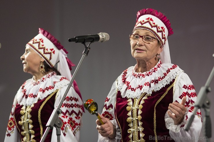 XXV Vispārējo latviešu dziesmu un XV deju svētku ietvaros pirmdien, 1. jūlijā, Lielajā Ģildē notika mazākumtautību kolektīvu koncertuzvedums Zem viena XXV Vispārējo latviešu dziesmu un XV deju svētku ietvaros pirmdien, 1. jūlijā, Lielajā Ģildē notika mazākumtautību kolektīvu koncertuzvedums Zem viena 97692