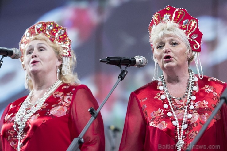 XXV Vispārējo latviešu dziesmu un XV deju svētku ietvaros pirmdien, 1. jūlijā, Lielajā Ģildē notika mazākumtautību kolektīvu koncertuzvedums Zem viena XXV Vispārējo latviešu dziesmu un XV deju svētku ietvaros pirmdien, 1. jūlijā, Lielajā Ģildē notika mazākumtautību kolektīvu koncertuzvedums Zem viena 97697