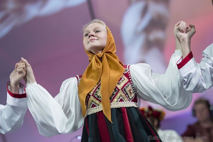XXV Vispārējo latviešu dziesmu un XV deju svētku ietvaros pirmdien, 1. jūlijā, Lielajā Ģildē notika mazākumtautību kolektīvu koncertuzvedums Zem viena XXV Vispārējo latviešu dziesmu un XV deju svētku ietvaros pirmdien, 1. jūlijā, Lielajā Ģildē notika mazākumtautību kolektīvu koncertuzvedums Zem viena 97699