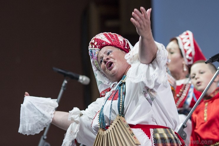 XXV Vispārējo latviešu dziesmu un XV deju svētku ietvaros pirmdien, 1. jūlijā, Lielajā Ģildē notika mazākumtautību kolektīvu koncertuzvedums Zem viena XXV Vispārējo latviešu dziesmu un XV deju svētku ietvaros pirmdien, 1. jūlijā, Lielajā Ģildē notika mazākumtautību kolektīvu koncertuzvedums Zem viena 97703