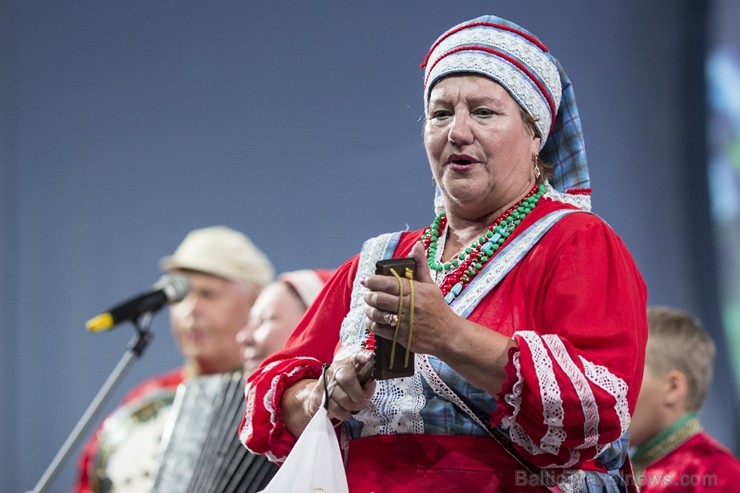 XXV Vispārējo latviešu dziesmu un XV deju svētku ietvaros pirmdien, 1. jūlijā, Lielajā Ģildē notika mazākumtautību kolektīvu koncertuzvedums Zem viena XXV Vispārējo latviešu dziesmu un XV deju svētku ietvaros pirmdien, 1. jūlijā, Lielajā Ģildē notika mazākumtautību kolektīvu koncertuzvedums Zem viena 97704