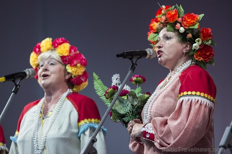 XXV Vispārējo latviešu dziesmu un XV deju svētku ietvaros pirmdien, 1. jūlijā, Lielajā Ģildē notika mazākumtautību kolektīvu koncertuzvedums Zem viena XXV Vispārējo latviešu dziesmu un XV deju svētku ietvaros pirmdien, 1. jūlijā, Lielajā Ģildē notika mazākumtautību kolektīvu koncertuzvedums Zem viena 97706