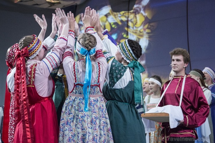 XXV Vispārējo latviešu dziesmu un XV deju svētku ietvaros pirmdien, 1. jūlijā, Lielajā Ģildē notika mazākumtautību kolektīvu koncertuzvedums Zem viena XXV Vispārējo latviešu dziesmu un XV deju svētku ietvaros pirmdien, 1. jūlijā, Lielajā Ģildē notika mazākumtautību kolektīvu koncertuzvedums Zem viena 97709