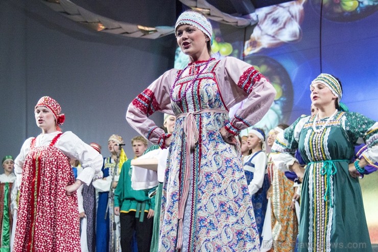 XXV Vispārējo latviešu dziesmu un XV deju svētku ietvaros pirmdien, 1. jūlijā, Lielajā Ģildē notika mazākumtautību kolektīvu koncertuzvedums Zem viena XXV Vispārējo latviešu dziesmu un XV deju svētku ietvaros pirmdien, 1. jūlijā, Lielajā Ģildē notika mazākumtautību kolektīvu koncertuzvedums Zem viena 97710
