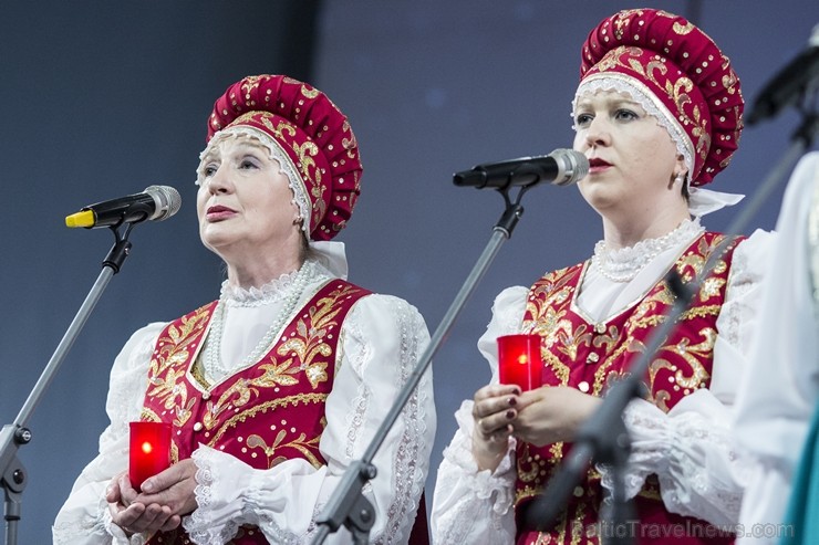 XXV Vispārējo latviešu dziesmu un XV deju svētku ietvaros pirmdien, 1. jūlijā, Lielajā Ģildē notika mazākumtautību kolektīvu koncertuzvedums Zem viena XXV Vispārējo latviešu dziesmu un XV deju svētku ietvaros pirmdien, 1. jūlijā, Lielajā Ģildē notika mazākumtautību kolektīvu koncertuzvedums Zem viena 97724