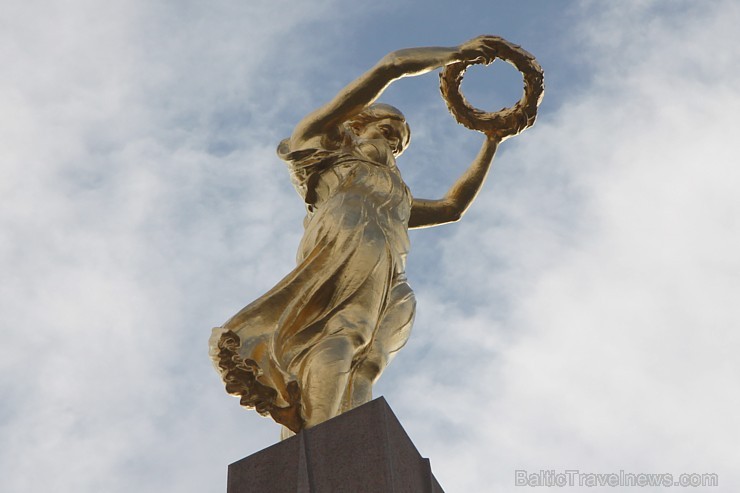 Luksemburgas lielhercogiste ir viena no pundurvalstiņām, kas atrodas pašā Eiropas vidienē starp Beļģiju, Vāciju un Franciju. Foto sponsors: www.sixt.l Luksemburgas lielhercogiste ir viena no pundurvalstiņām, kas atrodas pašā Eiropas vidienē starp Beļģiju, Vāciju un Franciju. Foto sponsors: www.sixt.l 97794