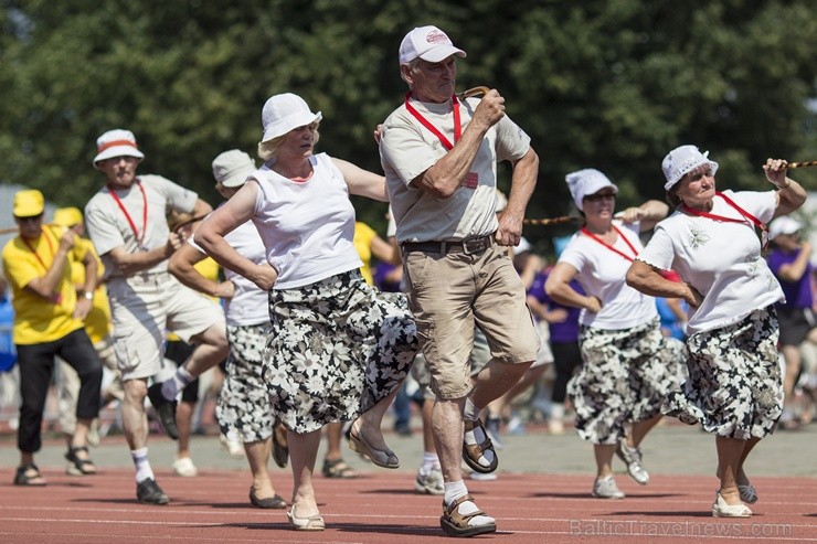 Daugavas stadionā notiek pēdējie XXV Vispārējo latviešu Dziesmu un XV Deju svētku deju lieluzveduma Tēvu laipa mēģinājumi, kuros piedalās 600 visu pa Daugavas stadionā notiek pēdējie XXV Vispārējo latviešu Dziesmu un XV Deju svētku deju lieluzveduma Tēvu laipa mēģinājumi, kuros piedalās 600 visu pa 97895