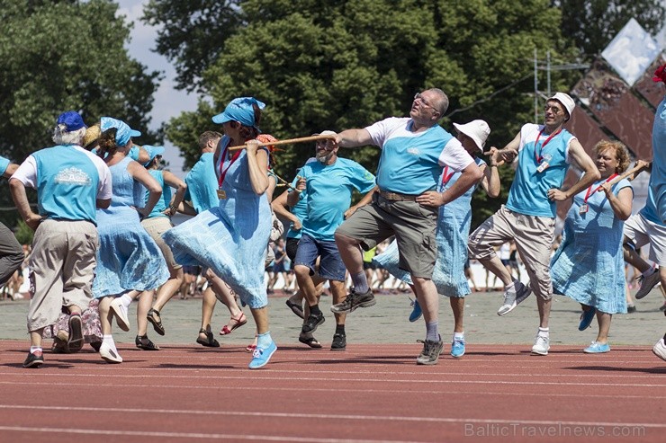 Daugavas stadionā notiek pēdējie XXV Vispārējo latviešu Dziesmu un XV Deju svētku deju lieluzveduma Tēvu laipa mēģinājumi, kuros piedalās 600 visu pa Daugavas stadionā notiek pēdējie XXV Vispārējo latviešu Dziesmu un XV Deju svētku deju lieluzveduma Tēvu laipa mēģinājumi, kuros piedalās 600 visu pa 97896