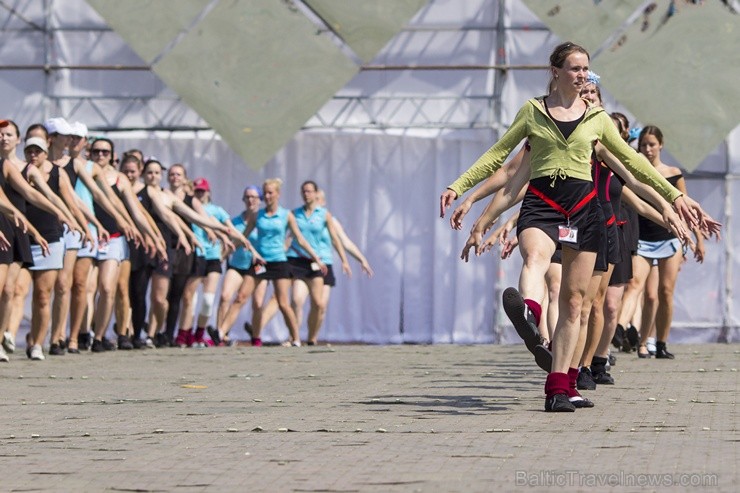 Daugavas stadionā notiek pēdējie XXV Vispārējo latviešu Dziesmu un XV Deju svētku deju lieluzveduma Tēvu laipa mēģinājumi, kuros piedalās 600 visu pa Daugavas stadionā notiek pēdējie XXV Vispārējo latviešu Dziesmu un XV Deju svētku deju lieluzveduma Tēvu laipa mēģinājumi, kuros piedalās 600 visu pa 97898