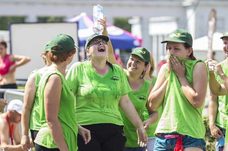 Daugavas stadionā notiek pēdējie XXV Vispārējo latviešu Dziesmu un XV Deju svētku deju lieluzveduma Tēvu laipa mēģinājumi, kuros piedalās 600 visu pa Daugavas stadionā notiek pēdējie XXV Vispārējo latviešu Dziesmu un XV Deju svētku deju lieluzveduma Tēvu laipa mēģinājumi, kuros piedalās 600 visu pa 97903