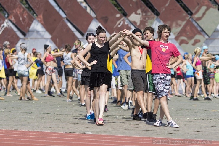 Daugavas stadionā notiek pēdējie XXV Vispārējo latviešu Dziesmu un XV Deju svētku deju lieluzveduma Tēvu laipa mēģinājumi, kuros piedalās 600 visu pa Daugavas stadionā notiek pēdējie XXV Vispārējo latviešu Dziesmu un XV Deju svētku deju lieluzveduma Tēvu laipa mēģinājumi, kuros piedalās 600 visu pa 97909
