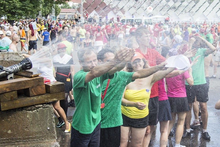 Daugavas stadionā notiek pēdējie XXV Vispārējo latviešu Dziesmu un XV Deju svētku deju lieluzveduma Tēvu laipa  mēģinājumi, kuros piedalās 600 visu pa 97913