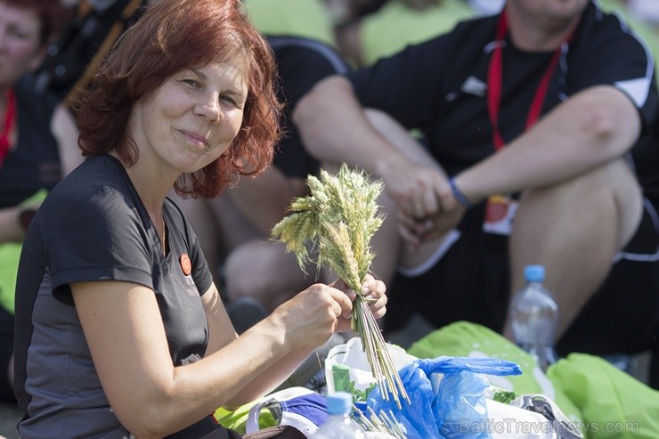 Daugavas stadionā notiek pēdējie XXV Vispārējo latviešu Dziesmu un XV Deju svētku deju lieluzveduma Tēvu laipa mēģinājumi, kuros piedalās 600 visu pa Daugavas stadionā notiek pēdējie XXV Vispārējo latviešu Dziesmu un XV Deju svētku deju lieluzveduma Tēvu laipa mēģinājumi, kuros piedalās 600 visu pa 97915