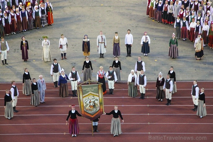 4. jūlijā Daugavas stadionā notika XXV Vispārējo latviešu Dziesmu un XV Deju svētku deju lieluzveduma Tēvu laipa ģenerālmēģinājums, kurā piedalījās 60 4. jūlijā Daugavas stadionā notika XXV Vispārējo latviešu Dziesmu un XV Deju svētku deju lieluzveduma Tēvu laipa ģenerālmēģinājums, kurā piedalījās 60 97928