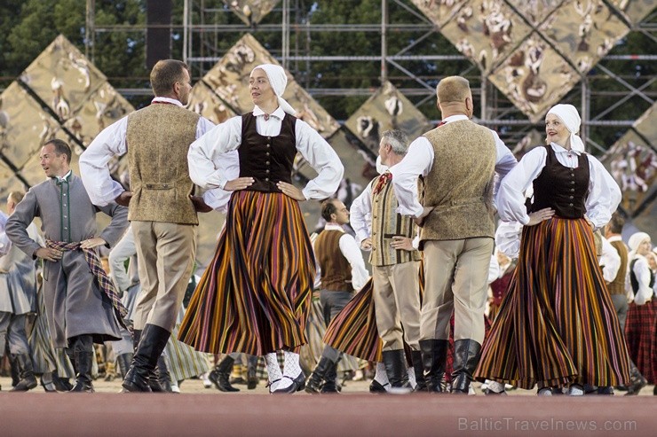 4. jūlijā Daugavas stadionā notika XXV Vispārējo latviešu Dziesmu un XV Deju svētku deju lieluzveduma Tēvu laipa ģenerālmēģinājums, kurā piedalījās 60 4. jūlijā Daugavas stadionā notika XXV Vispārējo latviešu Dziesmu un XV Deju svētku deju lieluzveduma Tēvu laipa ģenerālmēģinājums, kurā piedalījās 60 97937