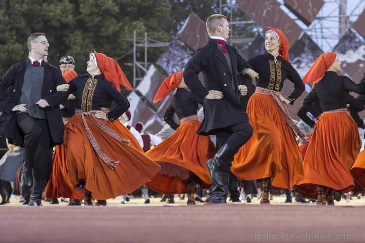4. jūlijā Daugavas stadionā notika XXV Vispārējo latviešu Dziesmu un XV Deju svētku deju lieluzveduma Tēvu laipa ģenerālmēģinājums, kurā piedalījās 60 4. jūlijā Daugavas stadionā notika XXV Vispārējo latviešu Dziesmu un XV Deju svētku deju lieluzveduma Tēvu laipa ģenerālmēģinājums, kurā piedalījās 60 97938