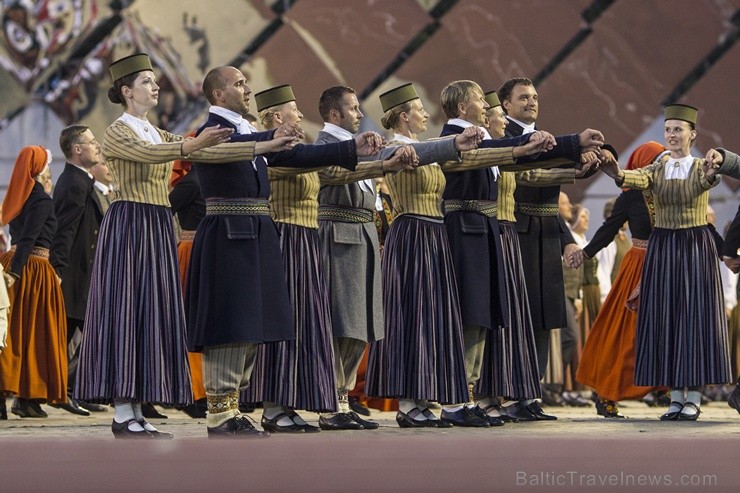4. jūlijā Daugavas stadionā notika XXV Vispārējo latviešu Dziesmu un XV Deju svētku deju lieluzveduma Tēvu laipa ģenerālmēģinājums, kurā piedalījās 60 4. jūlijā Daugavas stadionā notika XXV Vispārējo latviešu Dziesmu un XV Deju svētku deju lieluzveduma Tēvu laipa ģenerālmēģinājums, kurā piedalījās 60 97942