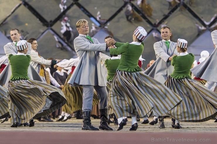 4. jūlijā Daugavas stadionā notika XXV Vispārējo latviešu Dziesmu un XV Deju svētku deju lieluzveduma Tēvu laipa ģenerālmēģinājums, kurā piedalījās 60 4. jūlijā Daugavas stadionā notika XXV Vispārējo latviešu Dziesmu un XV Deju svētku deju lieluzveduma Tēvu laipa ģenerālmēģinājums, kurā piedalījās 60 97944