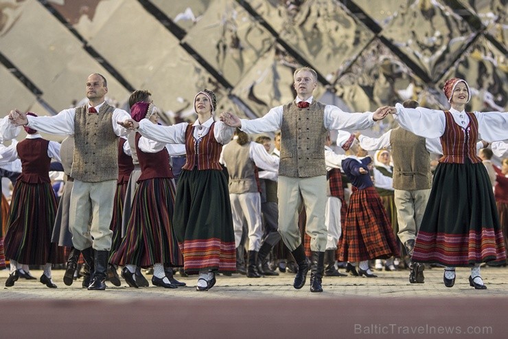 4. jūlijā Daugavas stadionā notika XXV Vispārējo latviešu Dziesmu un XV Deju svētku deju lieluzveduma Tēvu laipa ģenerālmēģinājums, kurā piedalījās 60 4. jūlijā Daugavas stadionā notika XXV Vispārējo latviešu Dziesmu un XV Deju svētku deju lieluzveduma Tēvu laipa ģenerālmēģinājums, kurā piedalījās 60 97946