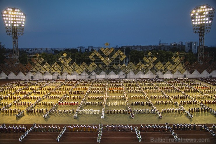 4. jūlijā Daugavas stadionā notika XXV Vispārējo latviešu Dziesmu un XV Deju svētku deju lieluzveduma Tēvu laipa ģenerālmēģinājums, kurā piedalījās 60 4. jūlijā Daugavas stadionā notika XXV Vispārējo latviešu Dziesmu un XV Deju svētku deju lieluzveduma Tēvu laipa ģenerālmēģinājums, kurā piedalījās 60 97949
