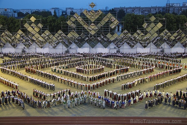 4. jūlijā Daugavas stadionā notika XXV Vispārējo latviešu Dziesmu un XV Deju svētku deju lieluzveduma Tēvu laipa ģenerālmēģinājums, kurā piedalījās 60 4. jūlijā Daugavas stadionā notika XXV Vispārējo latviešu Dziesmu un XV Deju svētku deju lieluzveduma Tēvu laipa ģenerālmēģinājums, kurā piedalījās 60 97951