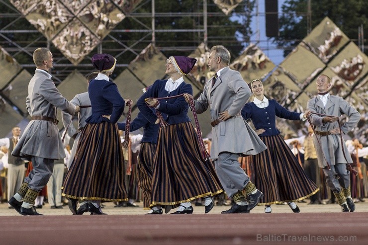 4. jūlijā Daugavas stadionā notika XXV Vispārējo latviešu Dziesmu un XV Deju svētku deju lieluzveduma Tēvu laipa ģenerālmēģinājums, kurā piedalījās 60 4. jūlijā Daugavas stadionā notika XXV Vispārējo latviešu Dziesmu un XV Deju svētku deju lieluzveduma Tēvu laipa ģenerālmēģinājums, kurā piedalījās 60 97953