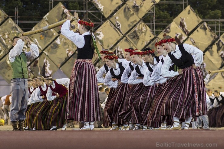 4. jūlijā Daugavas stadionā notika XXV Vispārējo latviešu Dziesmu un XV Deju svētku deju lieluzveduma Tēvu laipa ģenerālmēģinājums, kurā piedalījās 60 4. jūlijā Daugavas stadionā notika XXV Vispārējo latviešu Dziesmu un XV Deju svētku deju lieluzveduma Tēvu laipa ģenerālmēģinājums, kurā piedalījās 60 97956