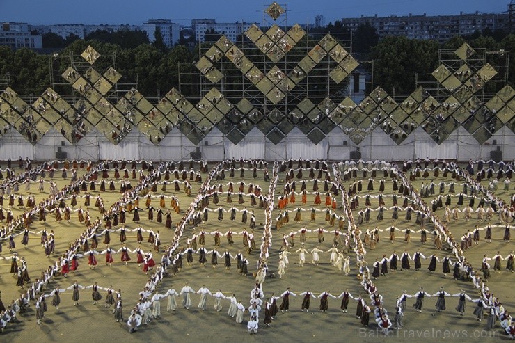 4. jūlijā Daugavas stadionā notika XXV Vispārējo latviešu Dziesmu un XV Deju svētku deju lieluzveduma Tēvu laipa ģenerālmēģinājums, kurā piedalījās 60 4. jūlijā Daugavas stadionā notika XXV Vispārējo latviešu Dziesmu un XV Deju svētku deju lieluzveduma Tēvu laipa ģenerālmēģinājums, kurā piedalījās 60 97959
