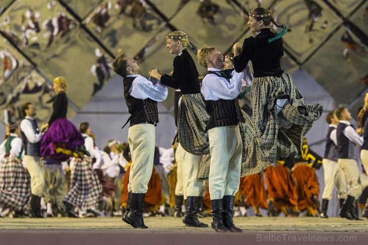 4. jūlijā Daugavas stadionā notika XXV Vispārējo latviešu Dziesmu un XV Deju svētku deju lieluzveduma Tēvu laipa ģenerālmēģinājums, kurā piedalījās 60 4. jūlijā Daugavas stadionā notika XXV Vispārējo latviešu Dziesmu un XV Deju svētku deju lieluzveduma Tēvu laipa ģenerālmēģinājums, kurā piedalījās 60 97962
