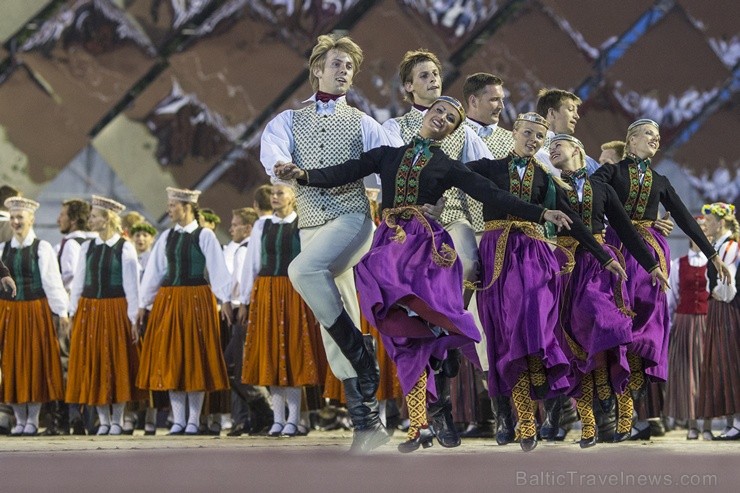 4. jūlijā Daugavas stadionā notika XXV Vispārējo latviešu Dziesmu un XV Deju svētku deju lieluzveduma Tēvu laipa ģenerālmēģinājums, kurā piedalījās 60 4. jūlijā Daugavas stadionā notika XXV Vispārējo latviešu Dziesmu un XV Deju svētku deju lieluzveduma Tēvu laipa ģenerālmēģinājums, kurā piedalījās 60 97963