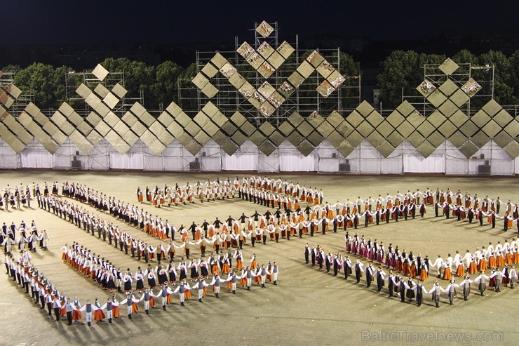 4. jūlijā Daugavas stadionā notika XXV Vispārējo latviešu Dziesmu un XV Deju svētku deju lieluzveduma Tēvu laipa ģenerālmēģinājums, kurā piedalījās 60 4. jūlijā Daugavas stadionā notika XXV Vispārējo latviešu Dziesmu un XV Deju svētku deju lieluzveduma Tēvu laipa ģenerālmēģinājums, kurā piedalījās 60 97964