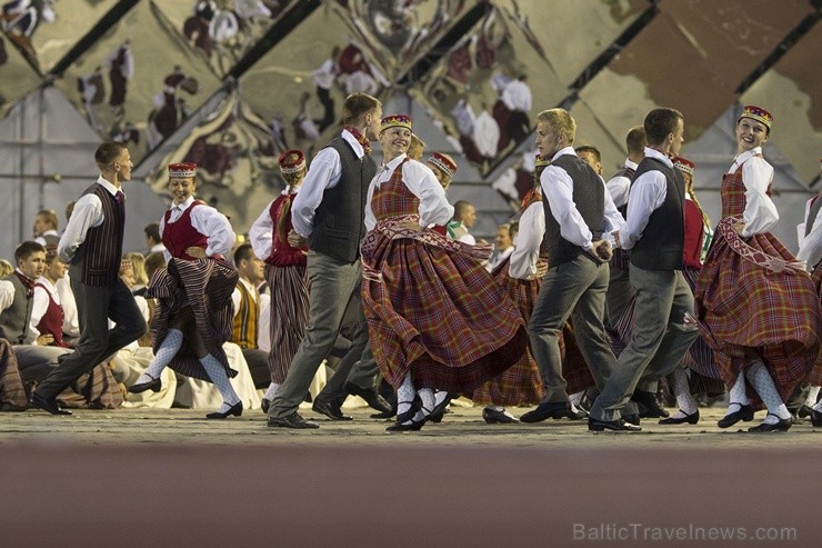 4. jūlijā Daugavas stadionā notika XXV Vispārējo latviešu Dziesmu un XV Deju svētku deju lieluzveduma Tēvu laipa ģenerālmēģinājums, kurā piedalījās 60 4. jūlijā Daugavas stadionā notika XXV Vispārējo latviešu Dziesmu un XV Deju svētku deju lieluzveduma Tēvu laipa ģenerālmēģinājums, kurā piedalījās 60 97965