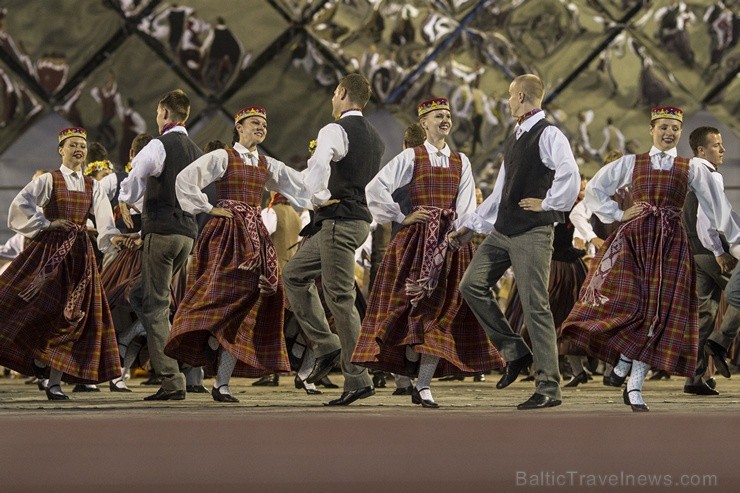 4. jūlijā Daugavas stadionā notika XXV Vispārējo latviešu Dziesmu un XV Deju svētku deju lieluzveduma Tēvu laipa ģenerālmēģinājums, kurā piedalījās 60 4. jūlijā Daugavas stadionā notika XXV Vispārējo latviešu Dziesmu un XV Deju svētku deju lieluzveduma Tēvu laipa ģenerālmēģinājums, kurā piedalījās 60 97967