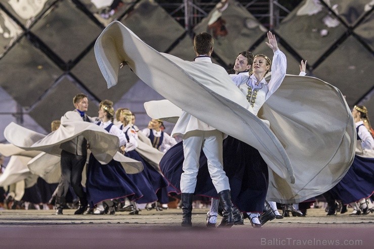 4. jūlijā Daugavas stadionā notika XXV Vispārējo latviešu Dziesmu un XV Deju svētku deju lieluzveduma Tēvu laipa ģenerālmēģinājums, kurā piedalījās 60 4. jūlijā Daugavas stadionā notika XXV Vispārējo latviešu Dziesmu un XV Deju svētku deju lieluzveduma Tēvu laipa ģenerālmēģinājums, kurā piedalījās 60 97973