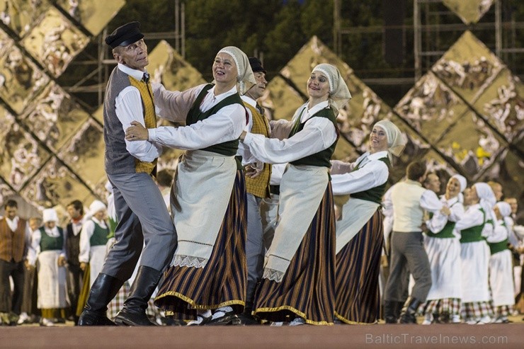 4. jūlijā Daugavas stadionā notika XXV Vispārējo latviešu Dziesmu un XV Deju svētku deju lieluzveduma Tēvu laipa ģenerālmēģinājums, kurā piedalījās 60 4. jūlijā Daugavas stadionā notika XXV Vispārējo latviešu Dziesmu un XV Deju svētku deju lieluzveduma Tēvu laipa ģenerālmēģinājums, kurā piedalījās 60 97978