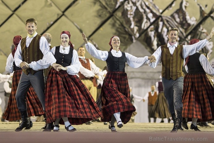 4. jūlijā Daugavas stadionā notika XXV Vispārējo latviešu Dziesmu un XV Deju svētku deju lieluzveduma Tēvu laipa ģenerālmēģinājums, kurā piedalījās 60 4. jūlijā Daugavas stadionā notika XXV Vispārējo latviešu Dziesmu un XV Deju svētku deju lieluzveduma Tēvu laipa ģenerālmēģinājums, kurā piedalījās 60 97981