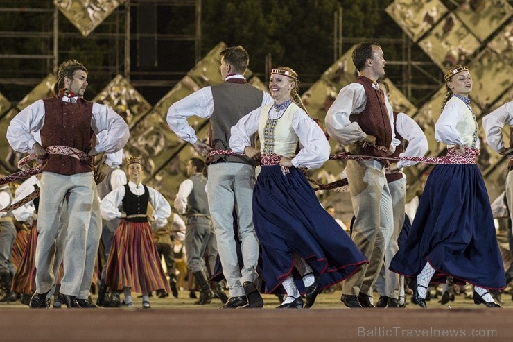 4. jūlijā Daugavas stadionā notika XXV Vispārējo latviešu Dziesmu un XV Deju svētku deju lieluzveduma Tēvu laipa ģenerālmēģinājums, kurā piedalījās 60 4. jūlijā Daugavas stadionā notika XXV Vispārējo latviešu Dziesmu un XV Deju svētku deju lieluzveduma Tēvu laipa ģenerālmēģinājums, kurā piedalījās 60 97995