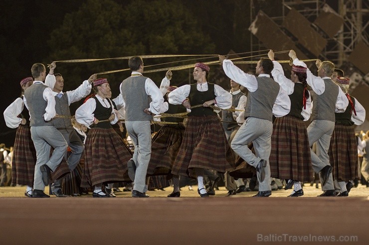 4. jūlijā Daugavas stadionā notika XXV Vispārējo latviešu Dziesmu un XV Deju svētku deju lieluzveduma Tēvu laipa ģenerālmēģinājums, kurā piedalījās 60 4. jūlijā Daugavas stadionā notika XXV Vispārējo latviešu Dziesmu un XV Deju svētku deju lieluzveduma Tēvu laipa ģenerālmēģinājums, kurā piedalījās 60 97996