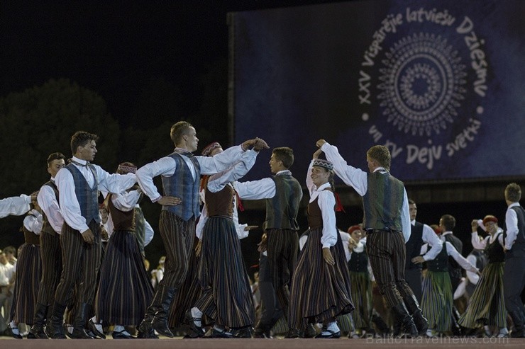 4. jūlijā Daugavas stadionā notika XXV Vispārējo latviešu Dziesmu un XV Deju svētku deju lieluzveduma Tēvu laipa ģenerālmēģinājums, kurā piedalījās 60 4. jūlijā Daugavas stadionā notika XXV Vispārējo latviešu Dziesmu un XV Deju svētku deju lieluzveduma Tēvu laipa ģenerālmēģinājums, kurā piedalījās 60 97999