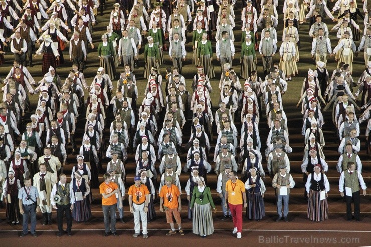 4. jūlijā Daugavas stadionā notika XXV Vispārējo latviešu Dziesmu un XV Deju svētku deju lieluzveduma Tēvu laipa ģenerālmēģinājums, kurā piedalījās 60 4. jūlijā Daugavas stadionā notika XXV Vispārējo latviešu Dziesmu un XV Deju svētku deju lieluzveduma Tēvu laipa ģenerālmēģinājums, kurā piedalījās 60 98018
