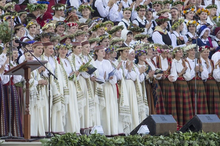 Ar aptuveni 18 000 dalībnieku uzstāšanos Mežaparka Lielajā estrādē noslēdzas XXV Vispārējie latviešu Dziesmu un XV Deju svētki Ar aptuveni 18 000 dalībnieku uzstāšanos Mežaparka Lielajā estrādē noslēdzas XXV Vispārējie latviešu Dziesmu un XV Deju svētki 98280