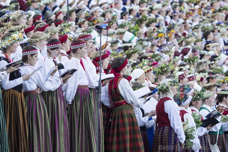 Ar aptuveni 18 000 dalībnieku uzstāšanos Mežaparka Lielajā estrādē noslēdzas XXV Vispārējie latviešu Dziesmu un XV Deju svētki Ar aptuveni 18 000 dalībnieku uzstāšanos Mežaparka Lielajā estrādē noslēdzas XXV Vispārējie latviešu Dziesmu un XV Deju svētki 98283