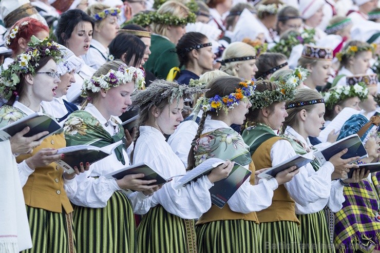 Ar aptuveni 18 000 dalībnieku uzstāšanos Mežaparka Lielajā estrādē noslēdzas XXV Vispārējie latviešu Dziesmu un XV Deju svētki Ar aptuveni 18 000 dalībnieku uzstāšanos Mežaparka Lielajā estrādē noslēdzas XXV Vispārējie latviešu Dziesmu un XV Deju svētki 98284