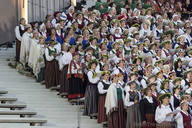Ar aptuveni 18 000 dalībnieku uzstāšanos Mežaparka Lielajā estrādē noslēdzas XXV Vispārējie latviešu Dziesmu un XV Deju svētki Ar aptuveni 18 000 dalībnieku uzstāšanos Mežaparka Lielajā estrādē noslēdzas XXV Vispārējie latviešu Dziesmu un XV Deju svētki 98293