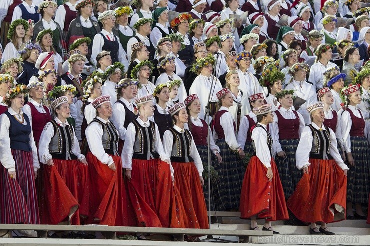 Ar aptuveni 18 000 dalībnieku uzstāšanos Mežaparka Lielajā estrādē noslēdzas XXV Vispārējie latviešu Dziesmu un XV Deju svētki Ar aptuveni 18 000 dalībnieku uzstāšanos Mežaparka Lielajā estrādē noslēdzas XXV Vispārējie latviešu Dziesmu un XV Deju svētki 98296