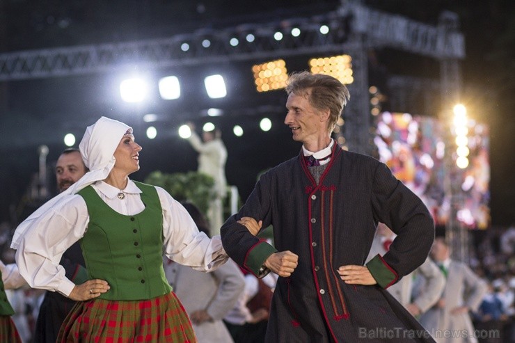 Ar aptuveni 18 000 dalībnieku uzstāšanos Mežaparka Lielajā estrādē noslēdzas XXV Vispārējie latviešu Dziesmu un XV Deju svētki Ar aptuveni 18 000 dalībnieku uzstāšanos Mežaparka Lielajā estrādē noslēdzas XXV Vispārējie latviešu Dziesmu un XV Deju svētki 98300