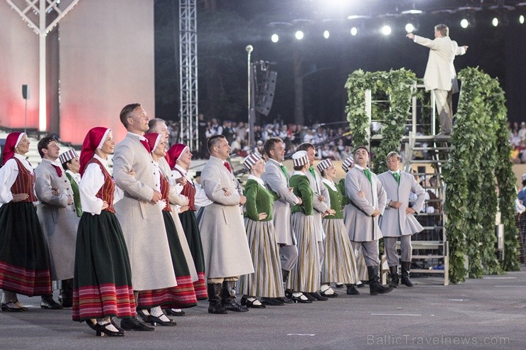 Ar aptuveni 18 000 dalībnieku uzstāšanos Mežaparka Lielajā estrādē noslēdzas XXV Vispārējie latviešu Dziesmu un XV Deju svētki Ar aptuveni 18 000 dalībnieku uzstāšanos Mežaparka Lielajā estrādē noslēdzas XXV Vispārējie latviešu Dziesmu un XV Deju svētki 98301